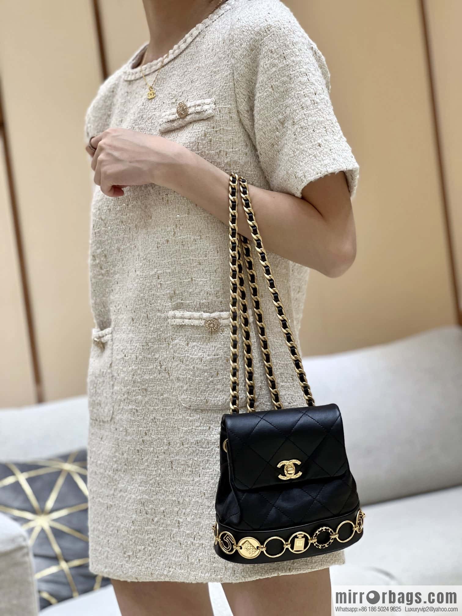 CHANEL 23B autumn and winter trailer series, badge double backpack AS4275