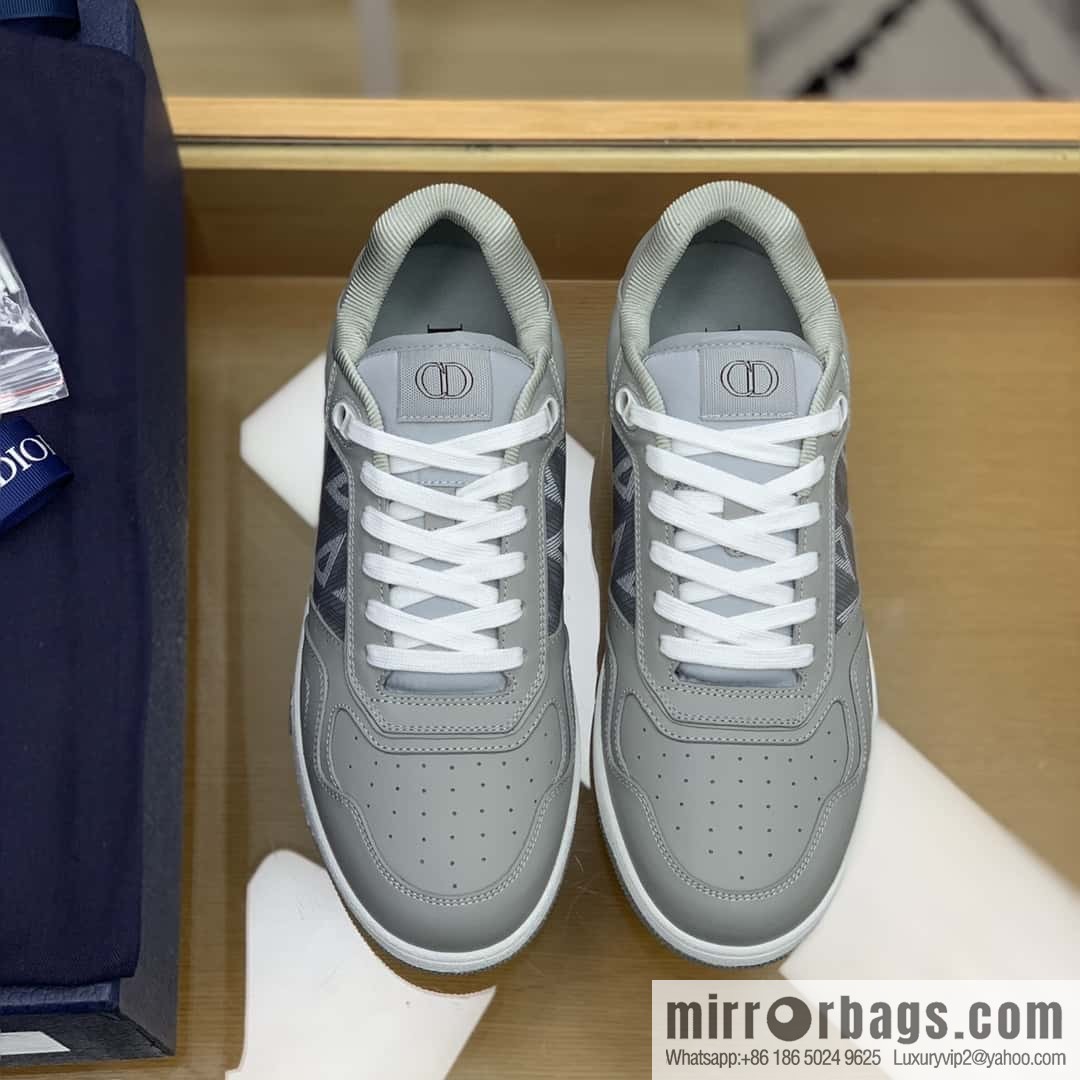 Dior uses black smooth cow leather (fabric) to carefully make B27 low-top sneakers