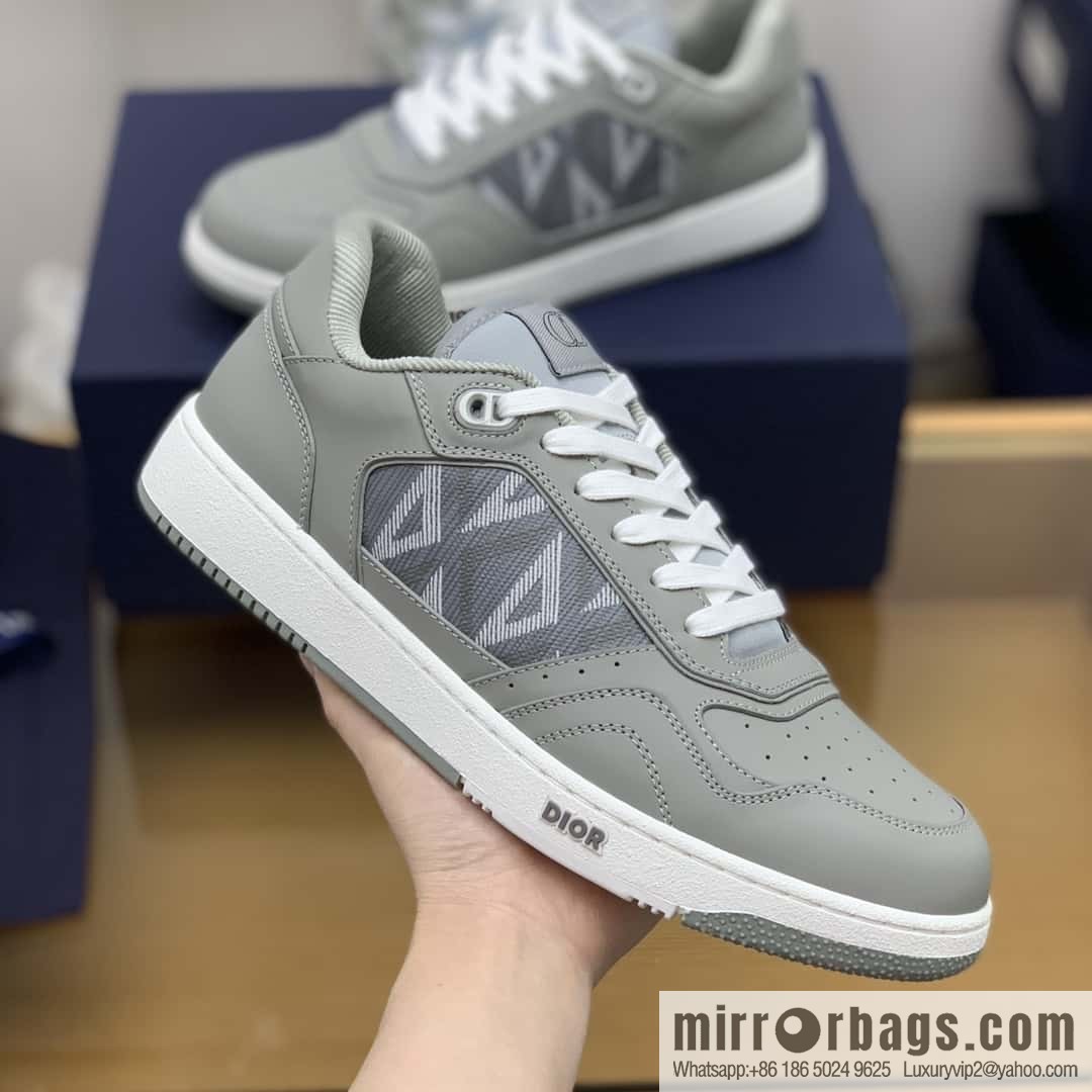 Dior uses black smooth cow leather (fabric) to carefully make B27 low-top sneakers
