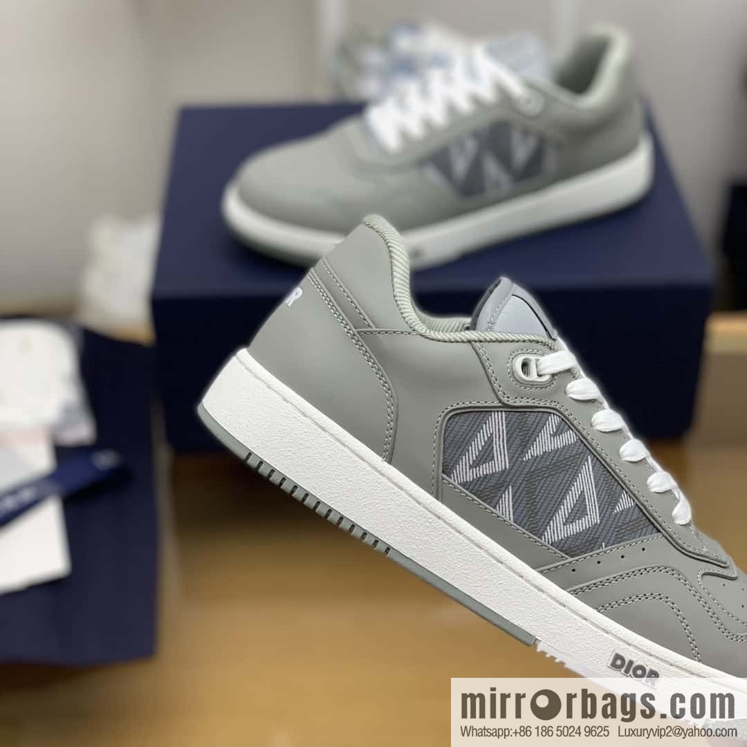 Dior uses black smooth cow leather (fabric) to carefully make B27 low-top sneakers
