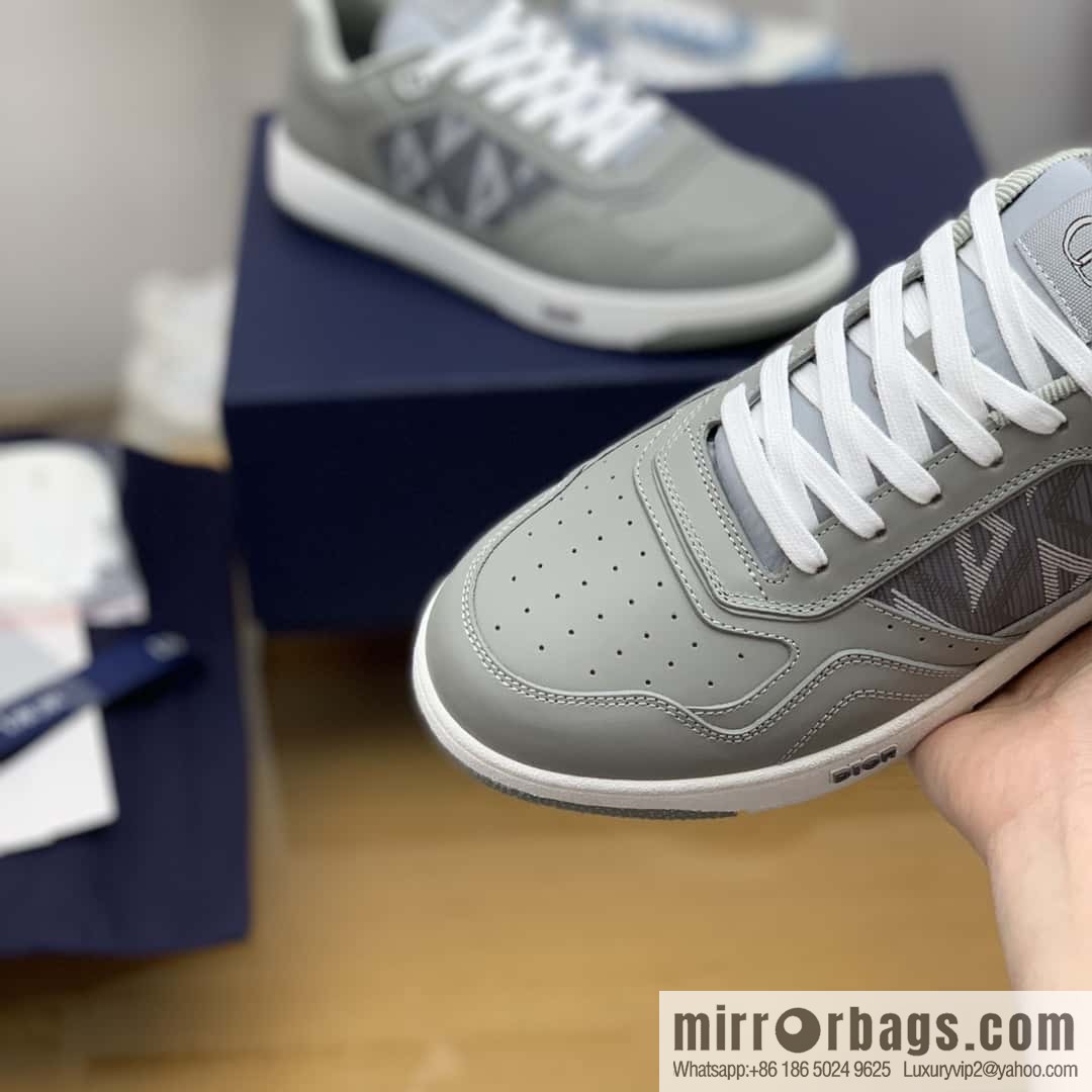 Dior uses black smooth cow leather (fabric) to carefully make B27 low-top sneakers