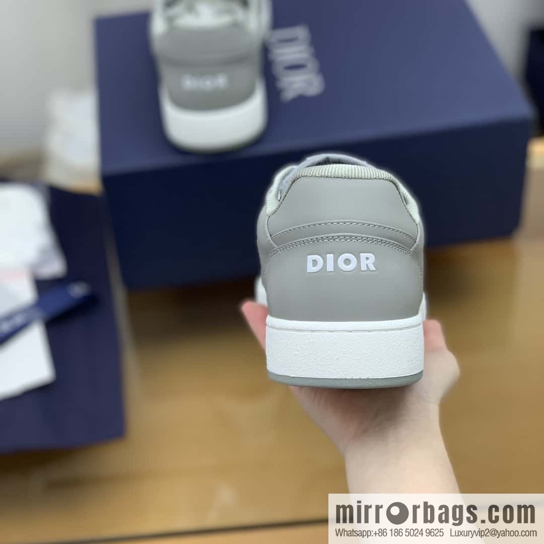 Dior uses black smooth cow leather (fabric) to carefully make B27 low-top sneakers