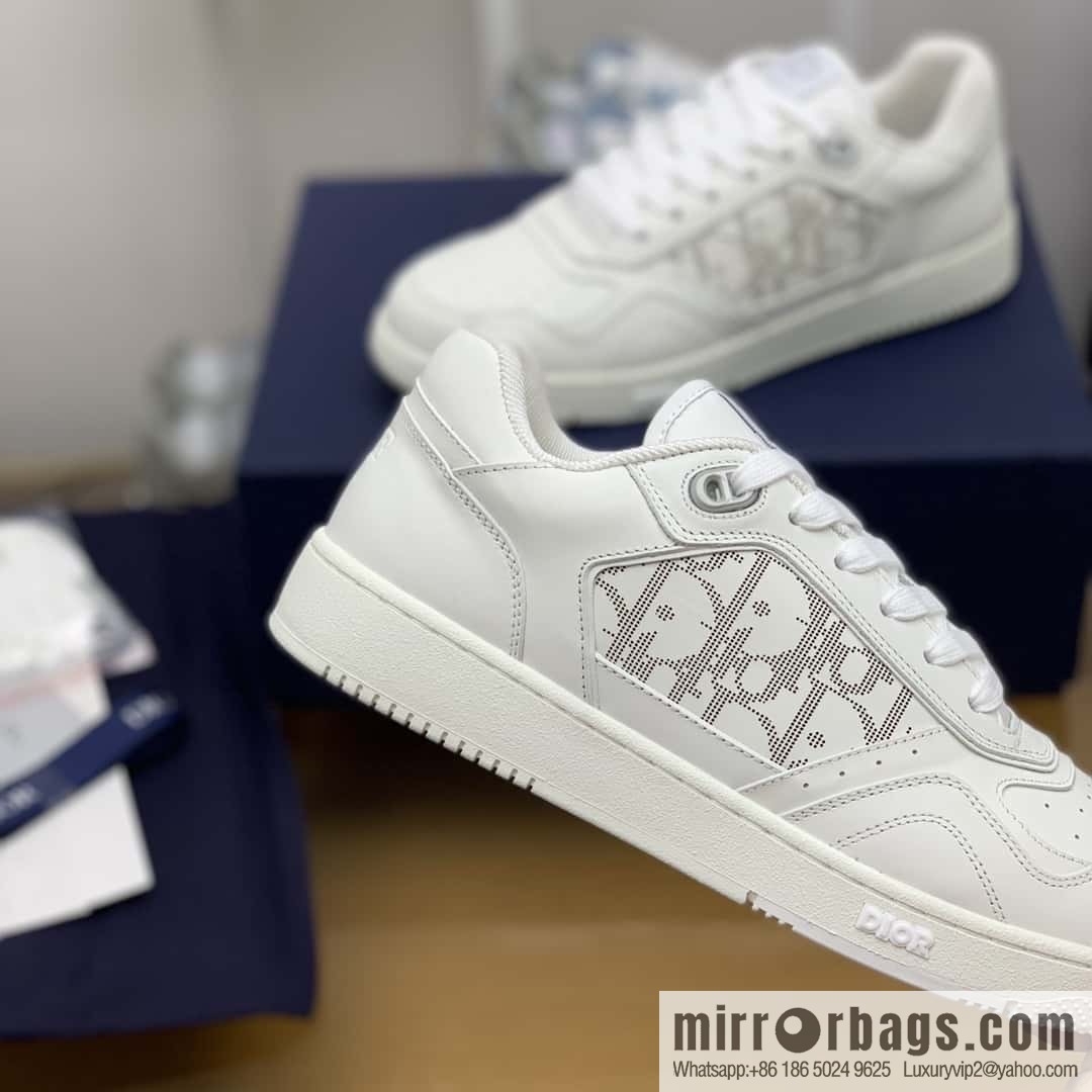 Dior uses black smooth cow leather (fabric) to carefully make B27 low-top sneakers