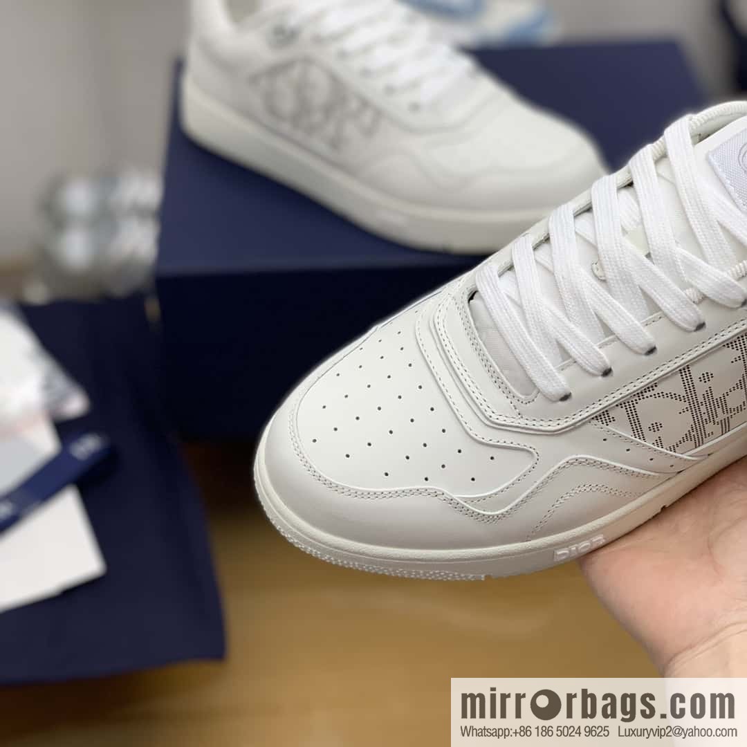Dior uses black smooth cow leather (fabric) to carefully make B27 low-top sneakers