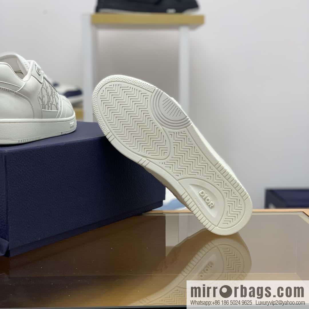 Dior uses black smooth cow leather (fabric) to carefully make B27 low-top sneakers