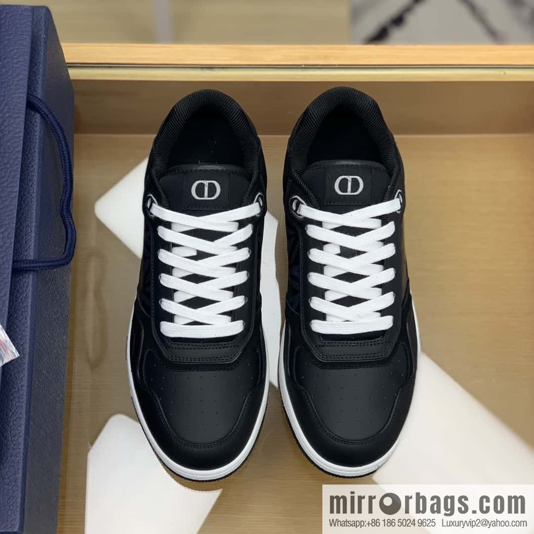 Dior uses black smooth cow leather (fabric) to carefully make B27 low-top sneakers