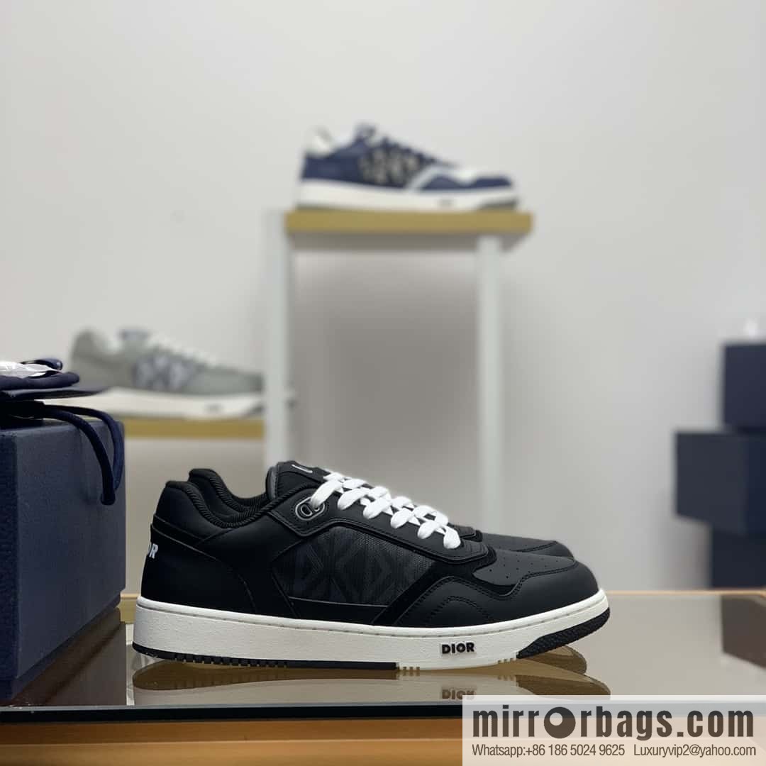 Dior uses black smooth cow leather (fabric) to carefully make B27 low-top sneakers