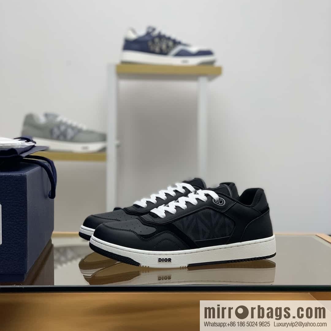 Dior uses black smooth cow leather (fabric) to carefully make B27 low-top sneakers