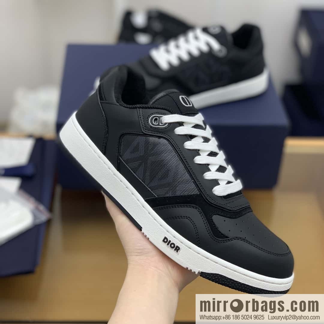 Dior uses black smooth cow leather (fabric) to carefully make B27 low-top sneakers