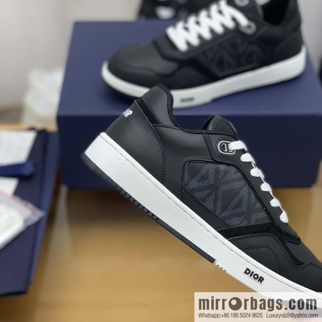 Dior uses black smooth cow leather (fabric) to carefully make B27 low-top sneakers