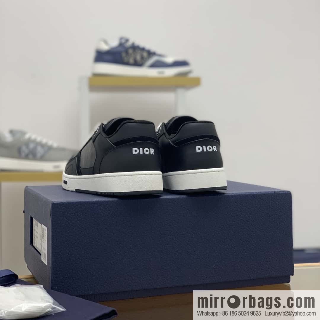 Dior uses black smooth cow leather (fabric) to carefully make B27 low-top sneakers