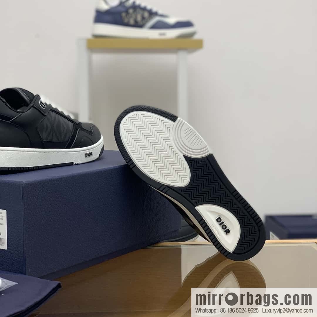 Dior uses black smooth cow leather (fabric) to carefully make B27 low-top sneakers