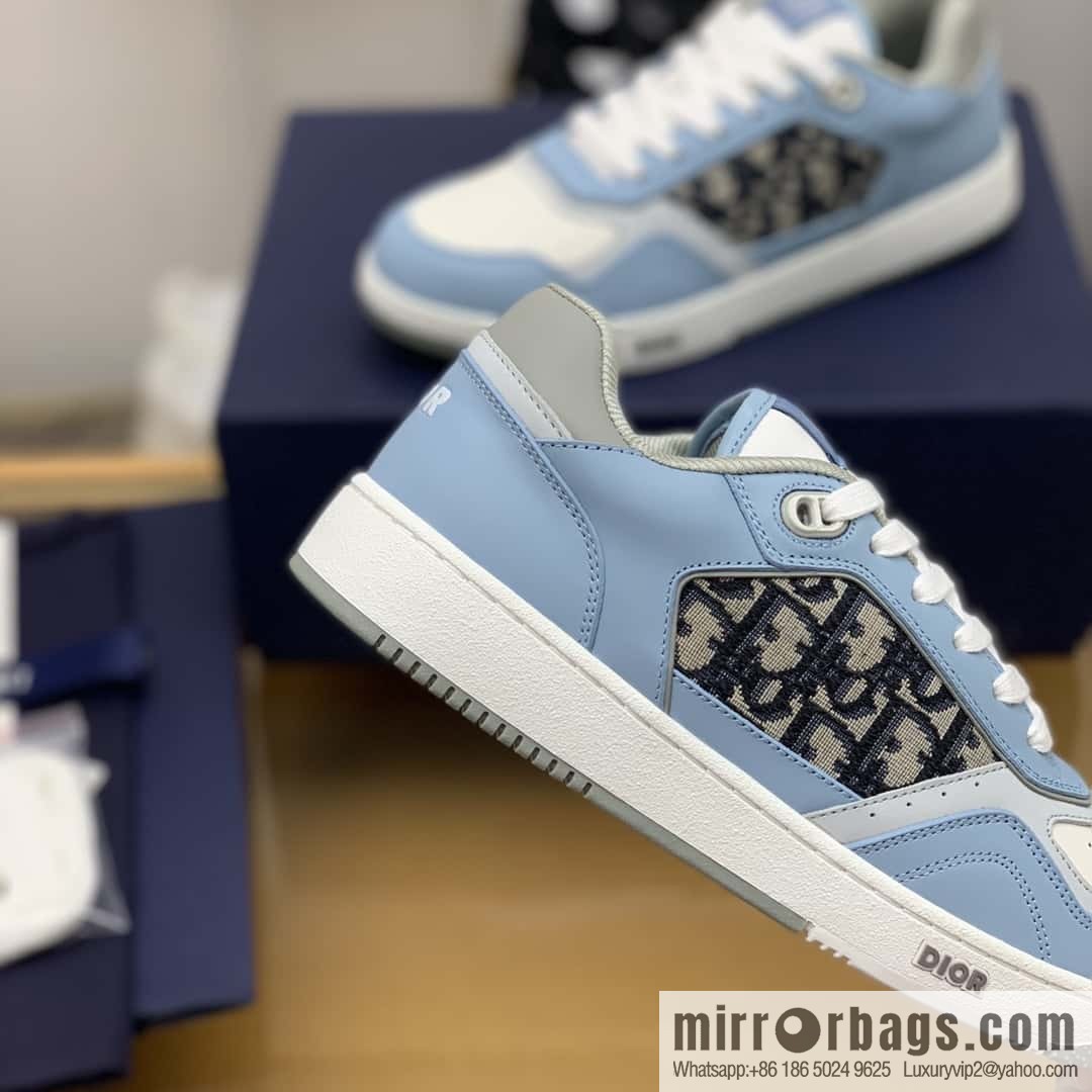 Dior uses black smooth cow leather (fabric) to carefully make B27 low-top sneakers