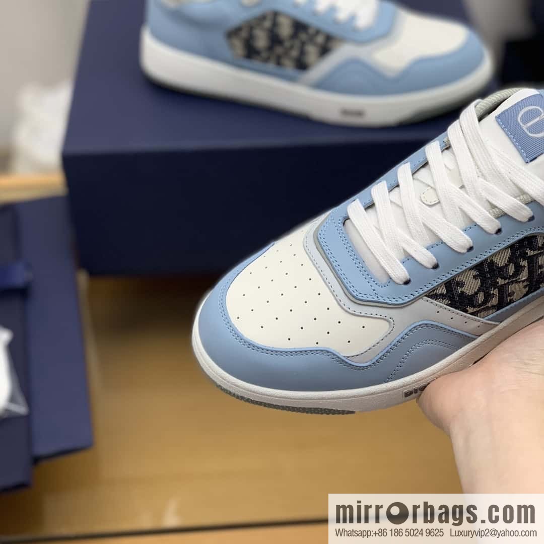 Dior uses black smooth cow leather (fabric) to carefully make B27 low-top sneakers