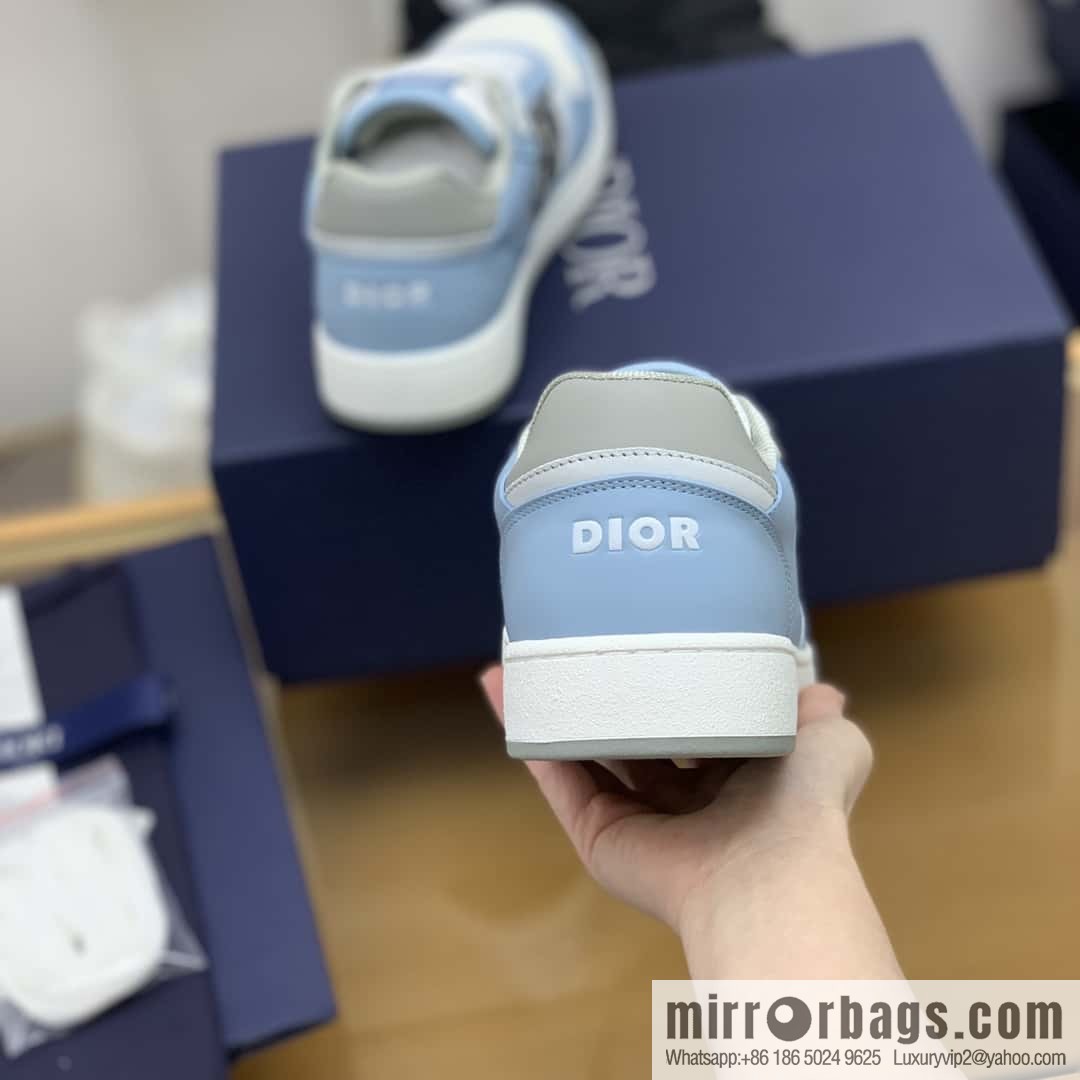 Dior uses black smooth cow leather (fabric) to carefully make B27 low-top sneakers