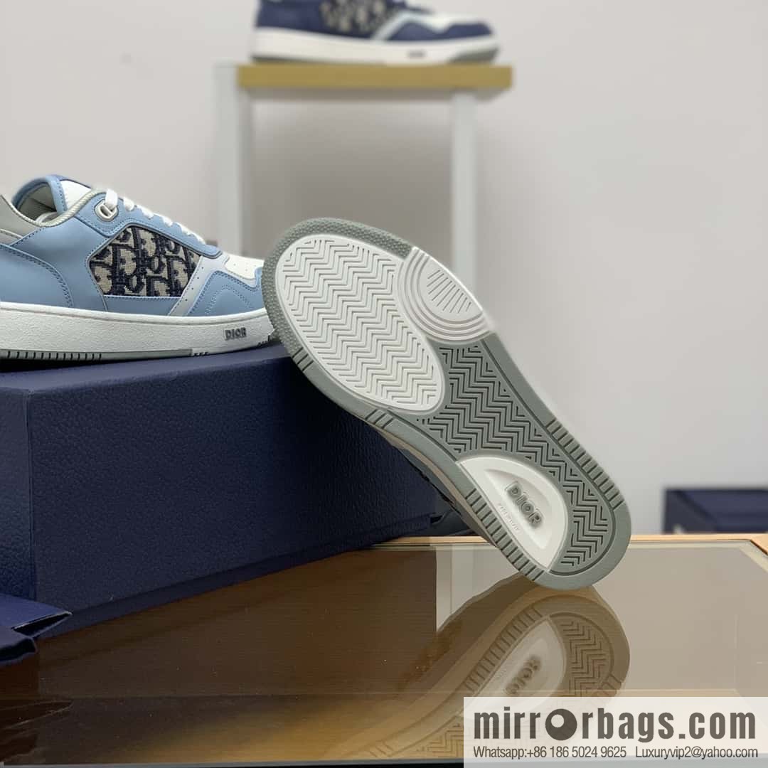 Dior uses black smooth cow leather (fabric) to carefully make B27 low-top sneakers