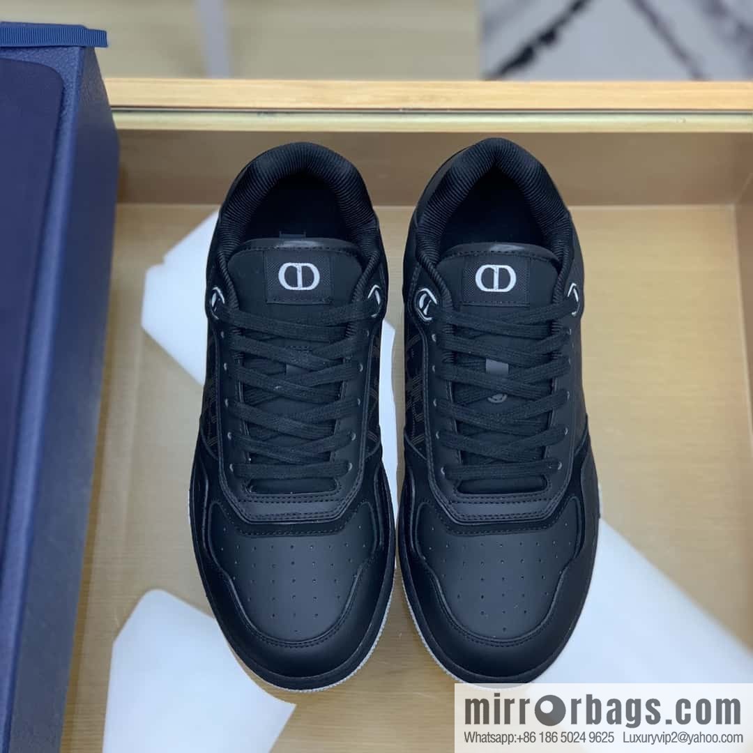 Dior uses black smooth cow leather (fabric) to carefully make B27 low-top sneakers