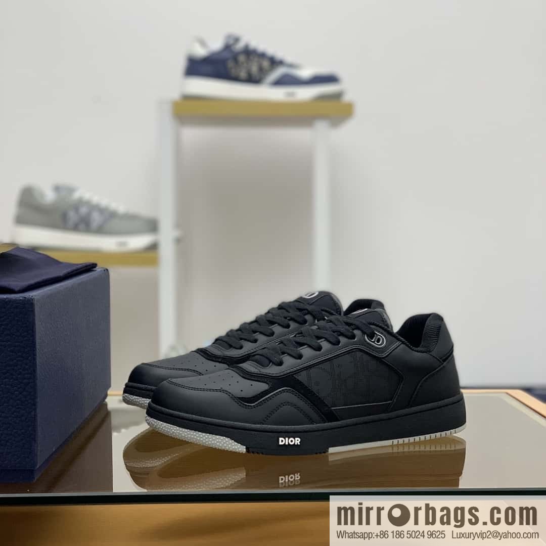 Dior uses black smooth cow leather (fabric) to carefully make B27 low-top sneakers