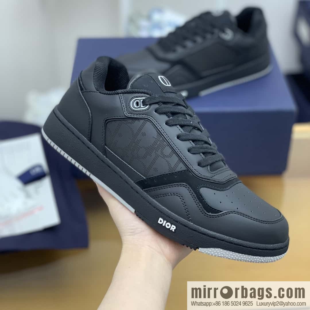 Dior uses black smooth cow leather (fabric) to carefully make B27 low-top sneakers