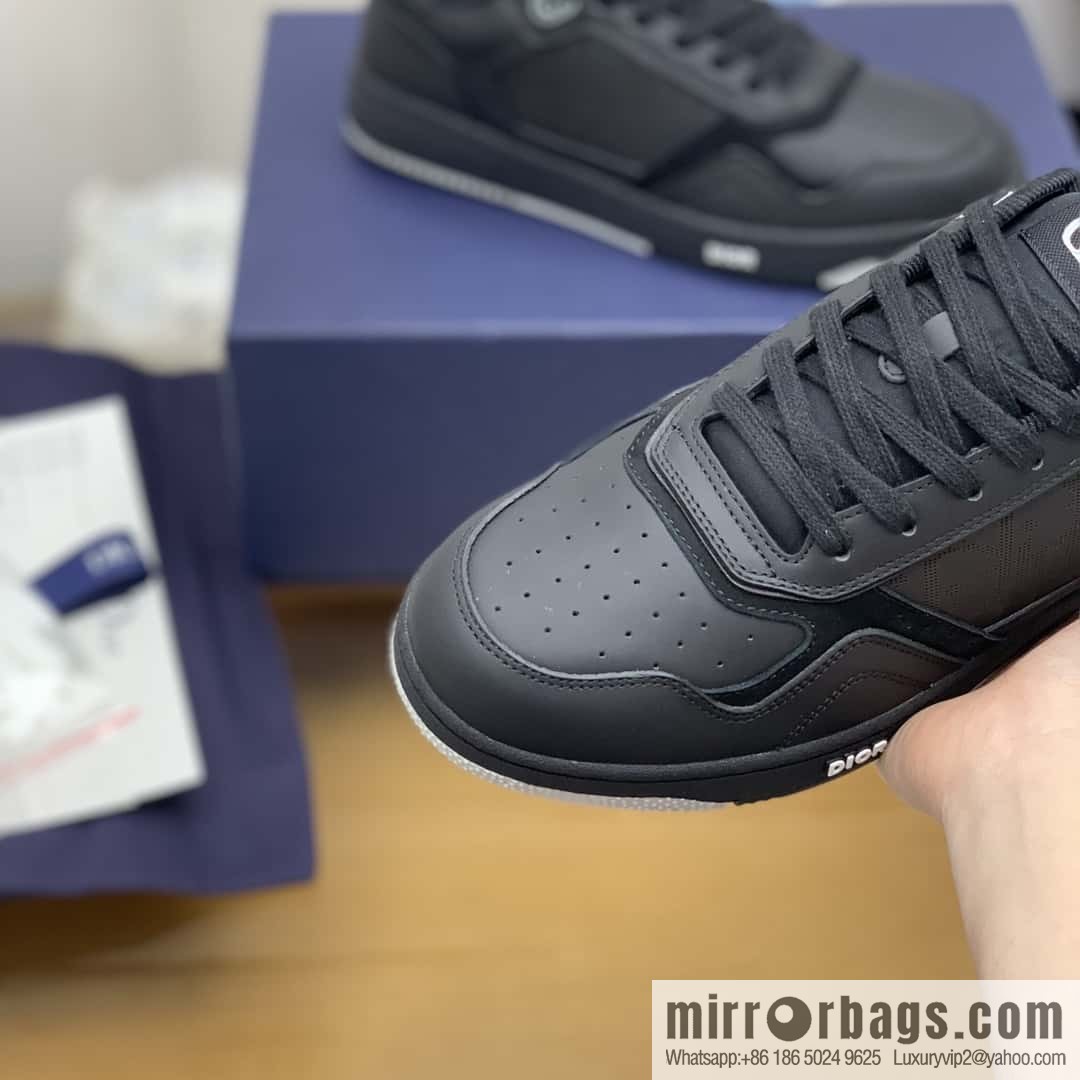 Dior uses black smooth cow leather (fabric) to carefully make B27 low-top sneakers