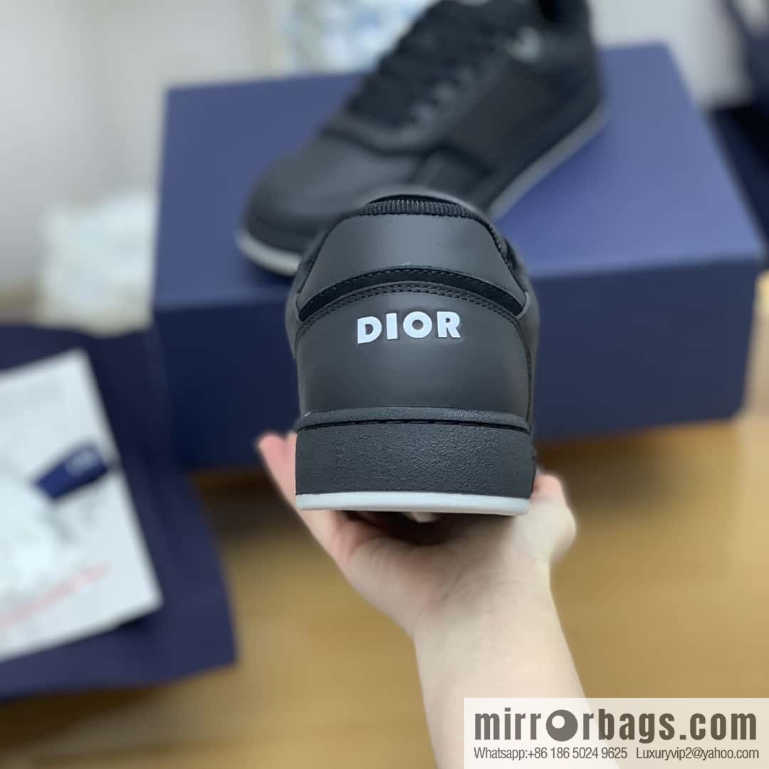 Dior uses black smooth cow leather (fabric) to carefully make B27 low-top sneakers