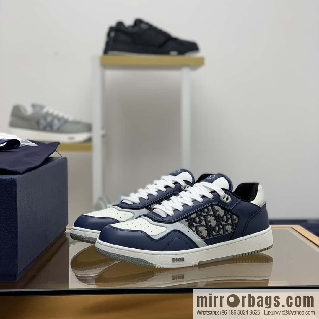 Dior uses black smooth cow leather (fabric) to carefully make B27 low-top sneakers