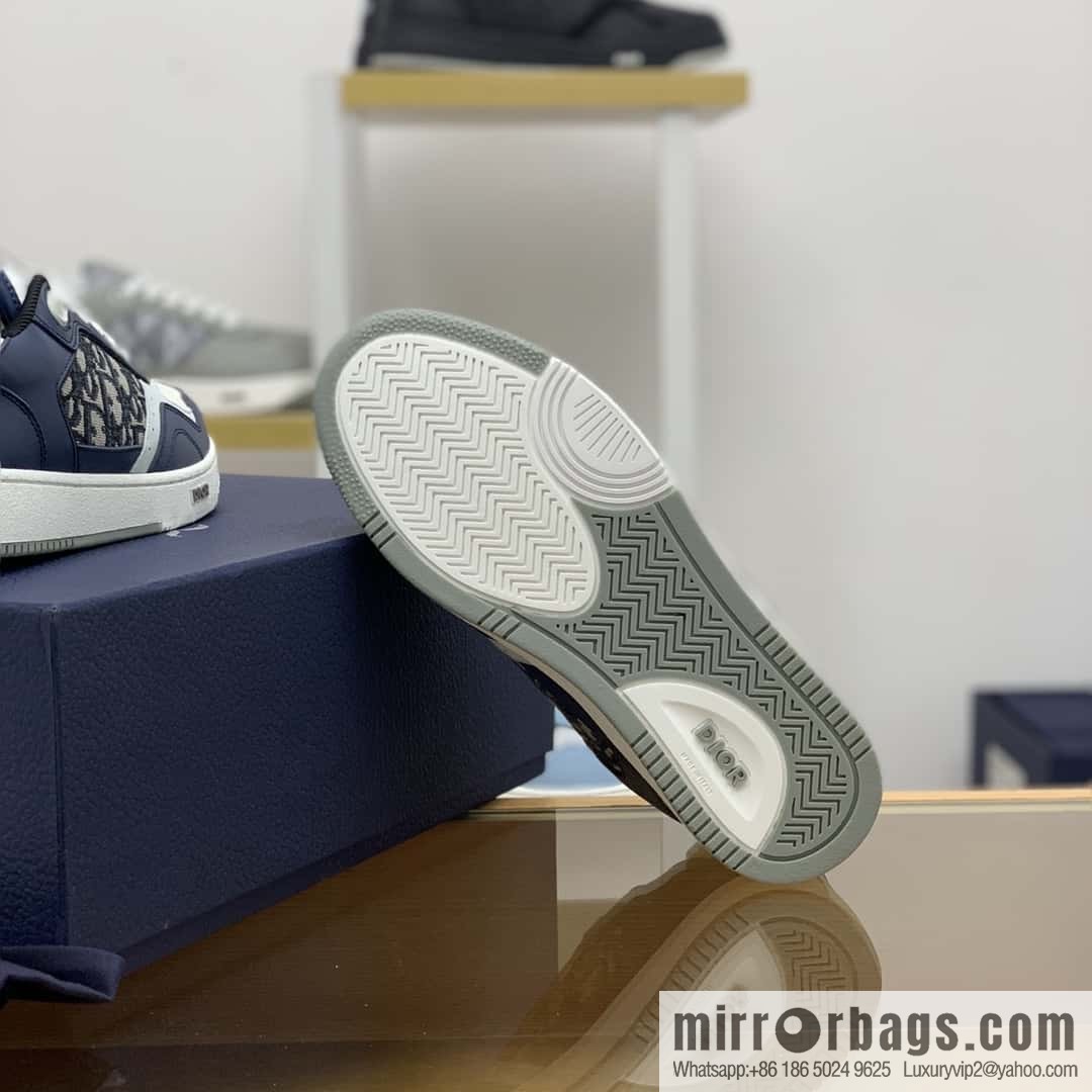 Dior uses black smooth cow leather (fabric) to carefully make B27 low-top sneakers