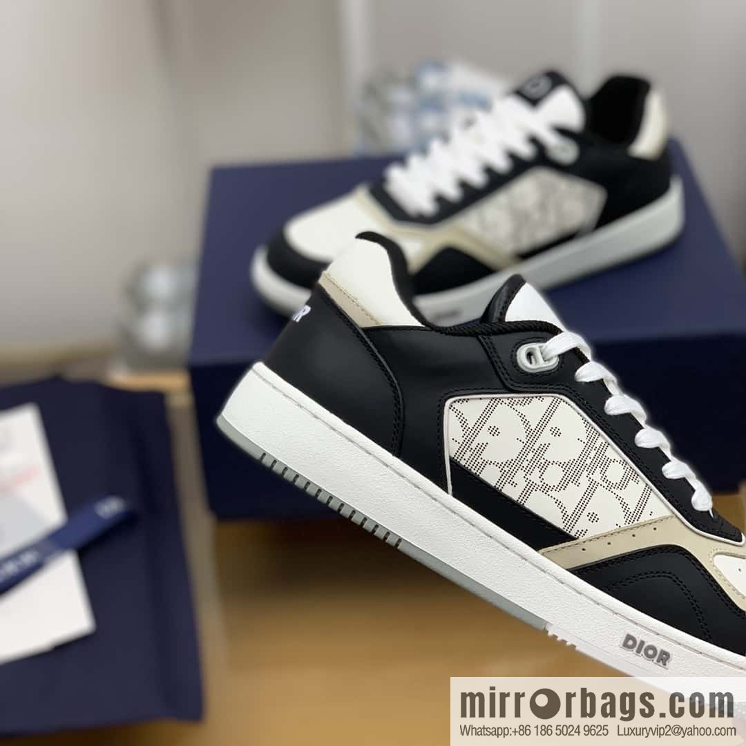 Dior uses black smooth cow leather (fabric) to carefully make B27 low-top sneakers