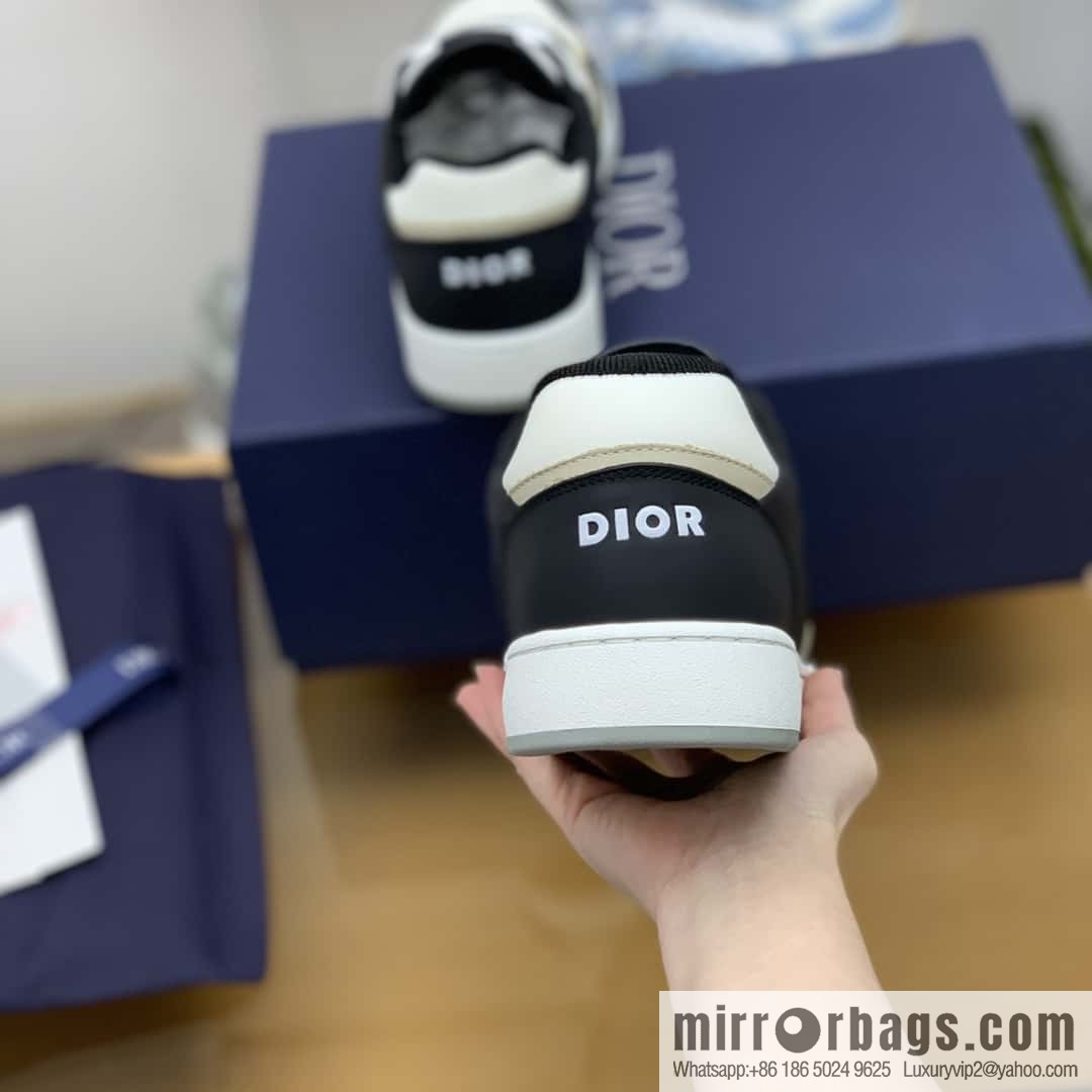 Dior uses black smooth cow leather (fabric) to carefully make B27 low-top sneakers