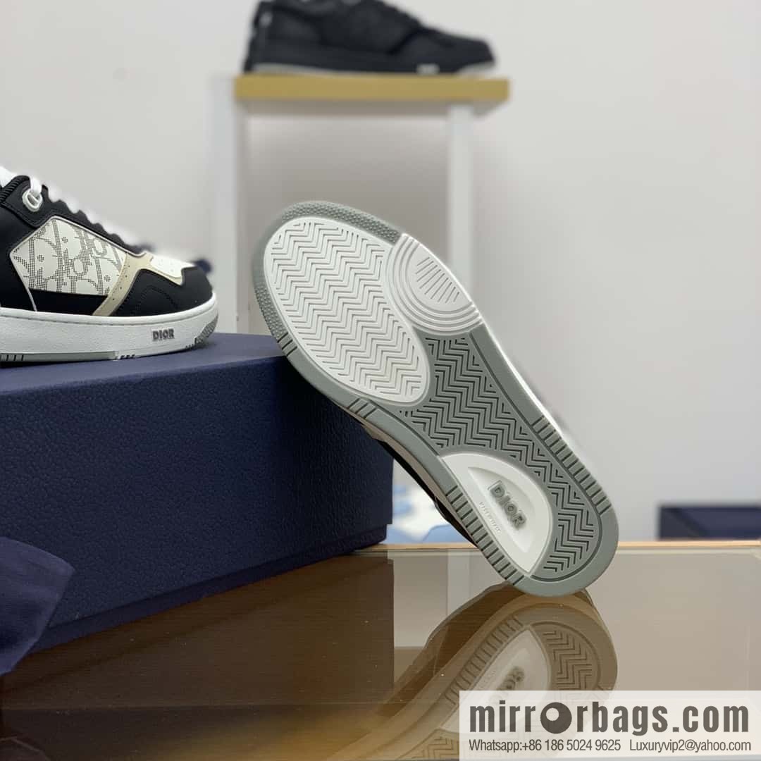 Dior uses black smooth cow leather (fabric) to carefully make B27 low-top sneakers
