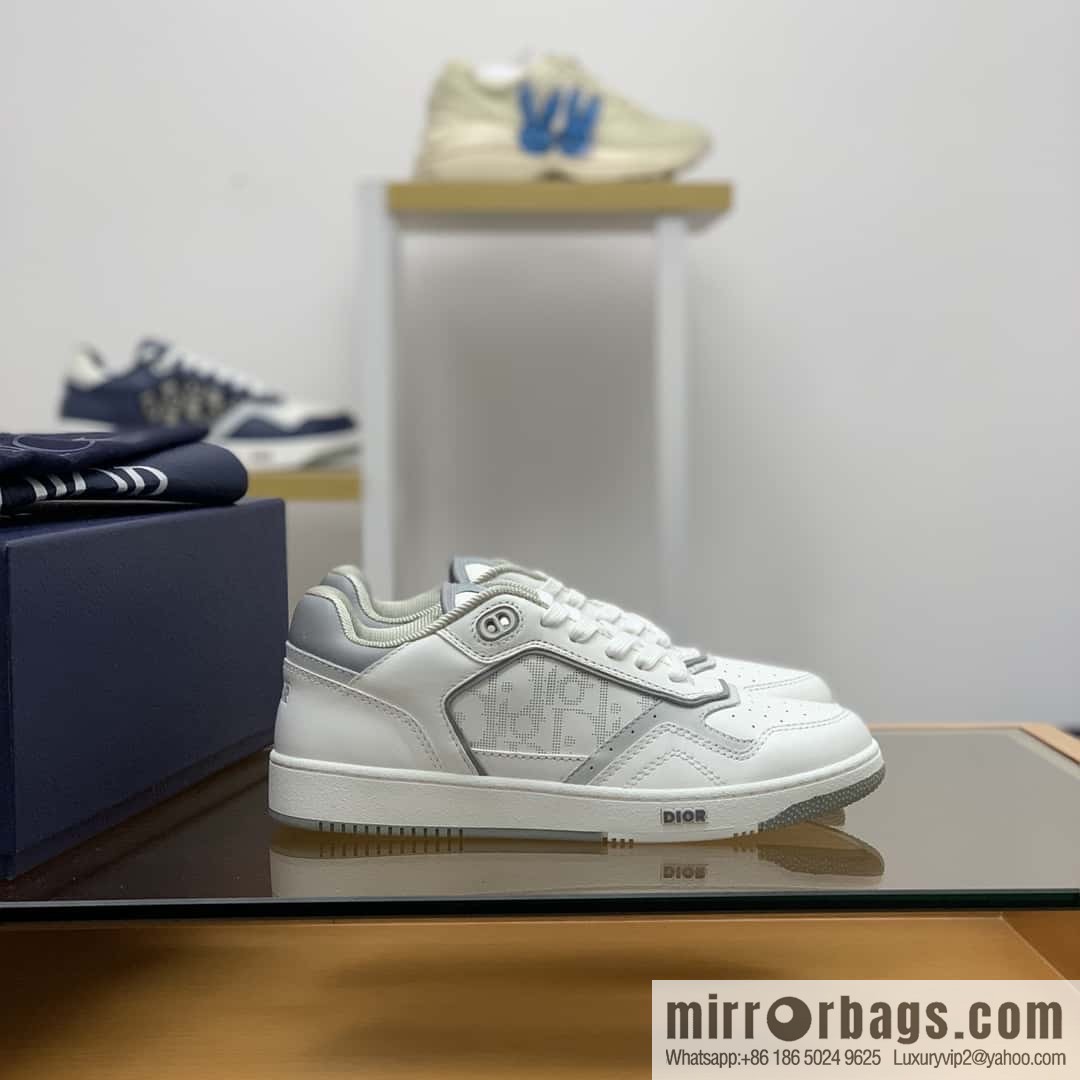Dior uses black smooth cow leather (fabric) to carefully make B27 low-top sneakers