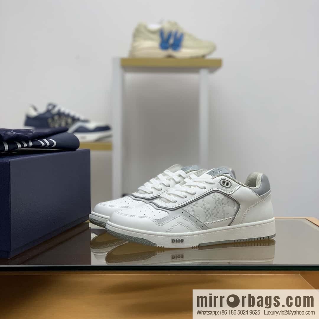 Dior uses black smooth cow leather (fabric) to carefully make B27 low-top sneakers
