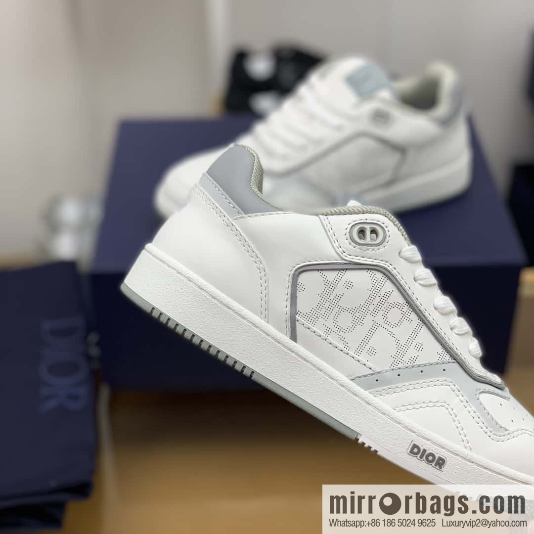 Dior uses black smooth cow leather (fabric) to carefully make B27 low-top sneakers
