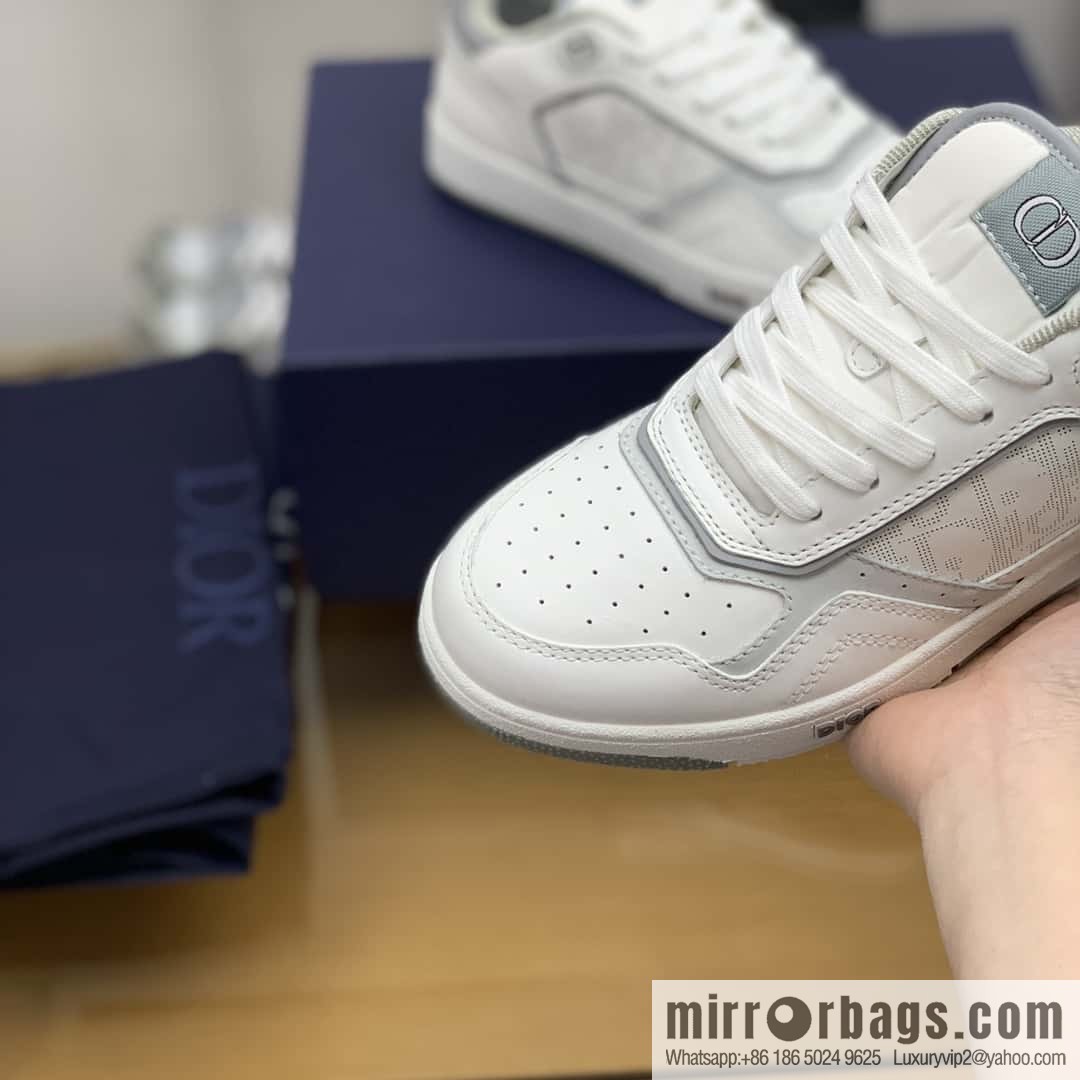 Dior uses black smooth cow leather (fabric) to carefully make B27 low-top sneakers