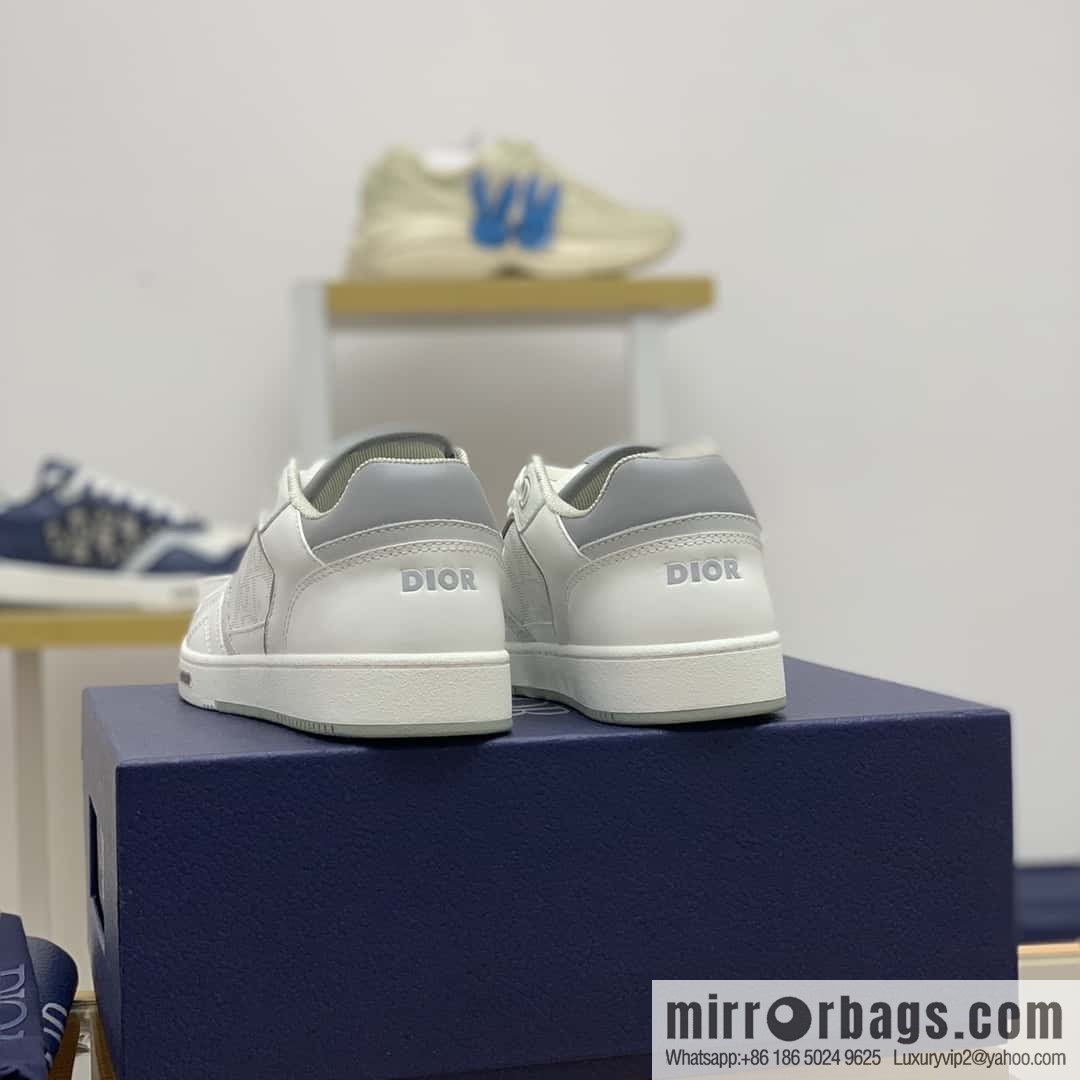 Dior uses black smooth cow leather (fabric) to carefully make B27 low-top sneakers