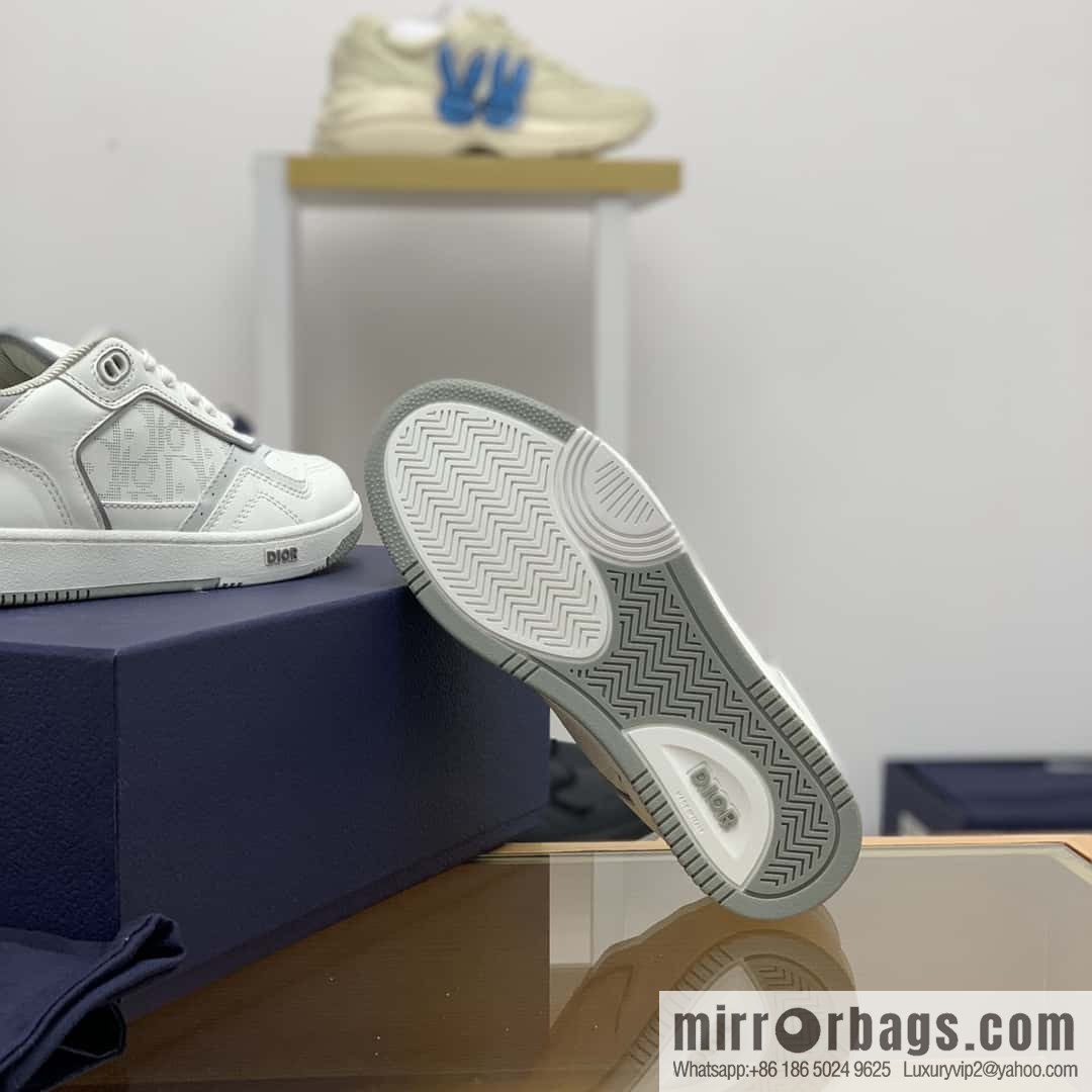 Dior uses black smooth cow leather (fabric) to carefully make B27 low-top sneakers