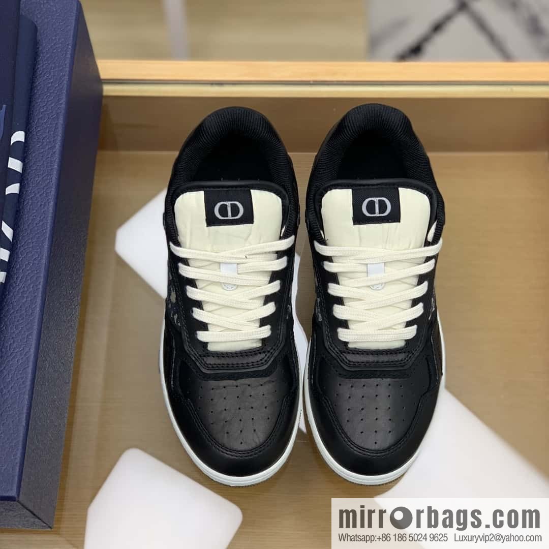 Dior uses black smooth cow leather (fabric) to carefully make B27 low-top sneakers