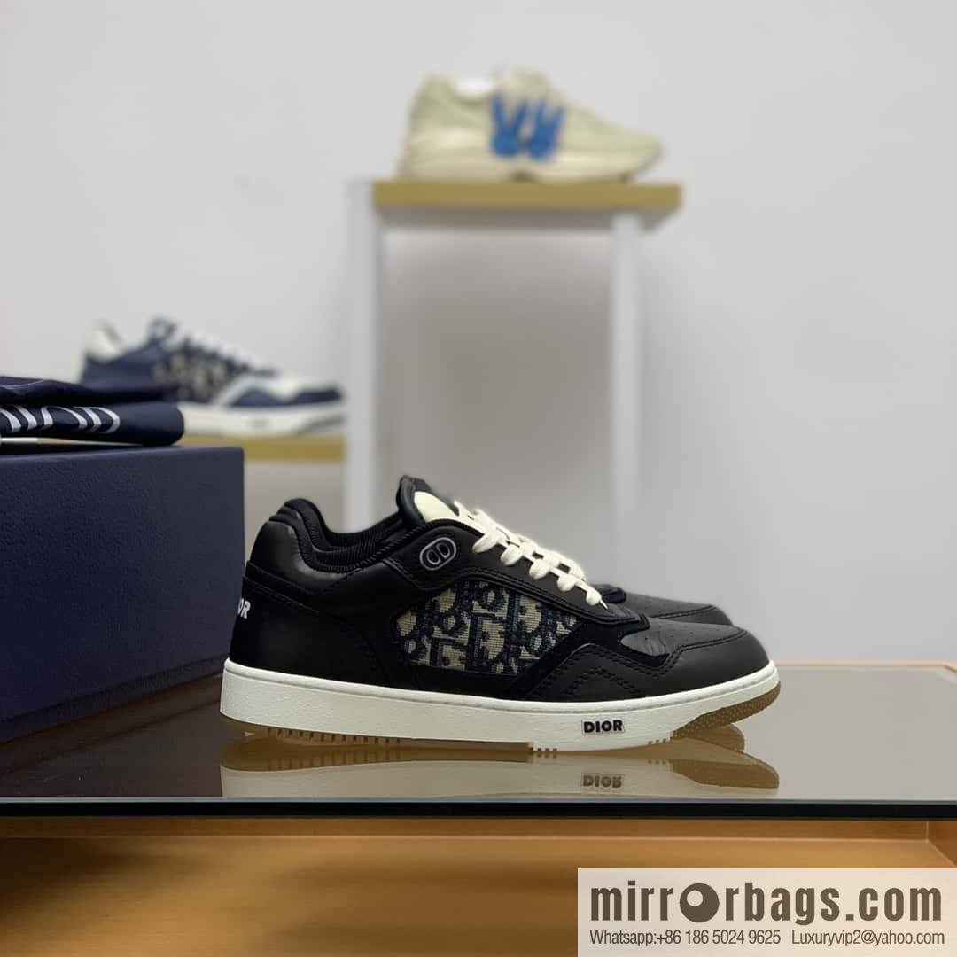 Dior uses black smooth cow leather (fabric) to carefully make B27 low-top sneakers