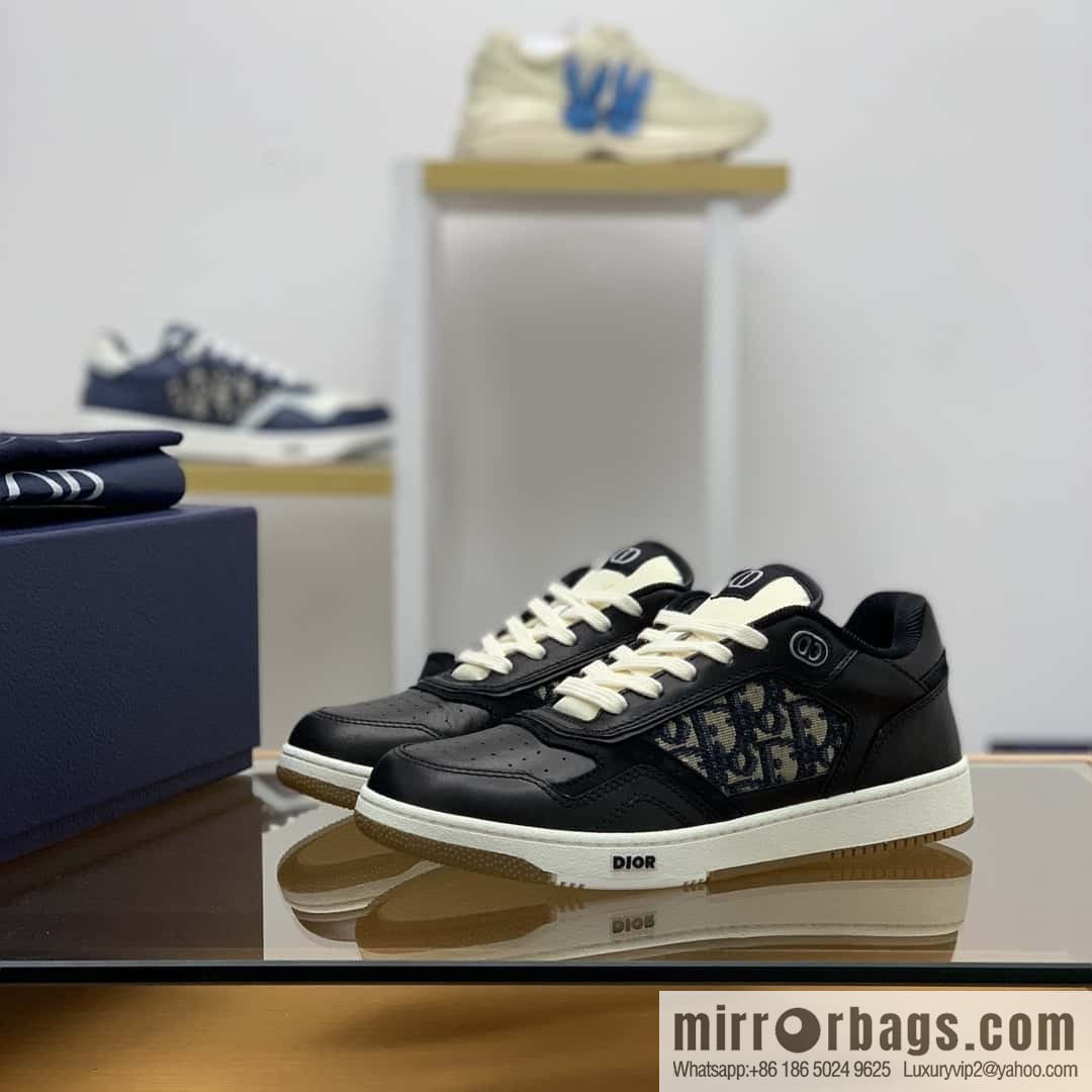 Dior uses black smooth cow leather (fabric) to carefully make B27 low-top sneakers