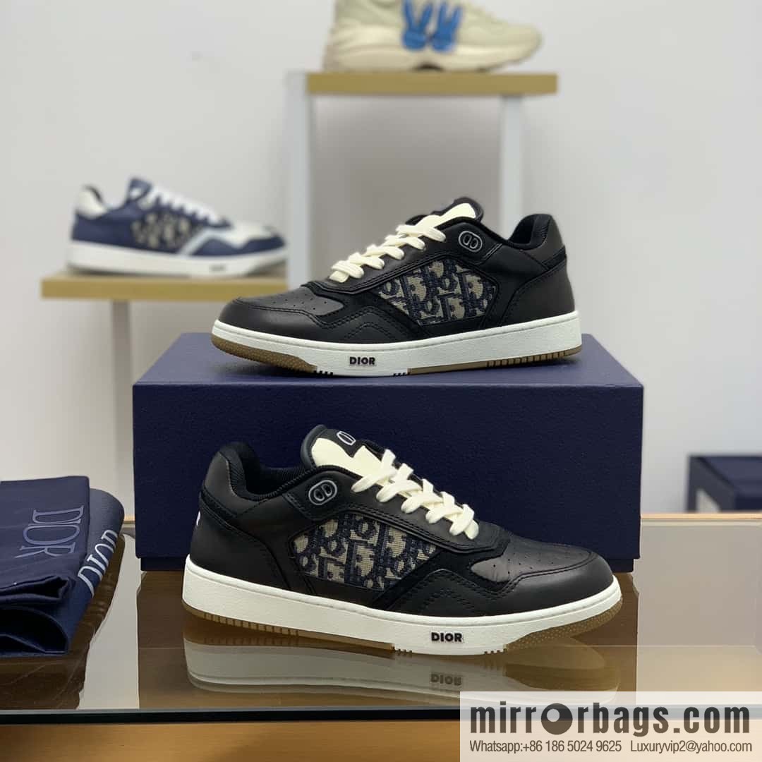Dior uses black smooth cow leather (fabric) to carefully make B27 low-top sneakers