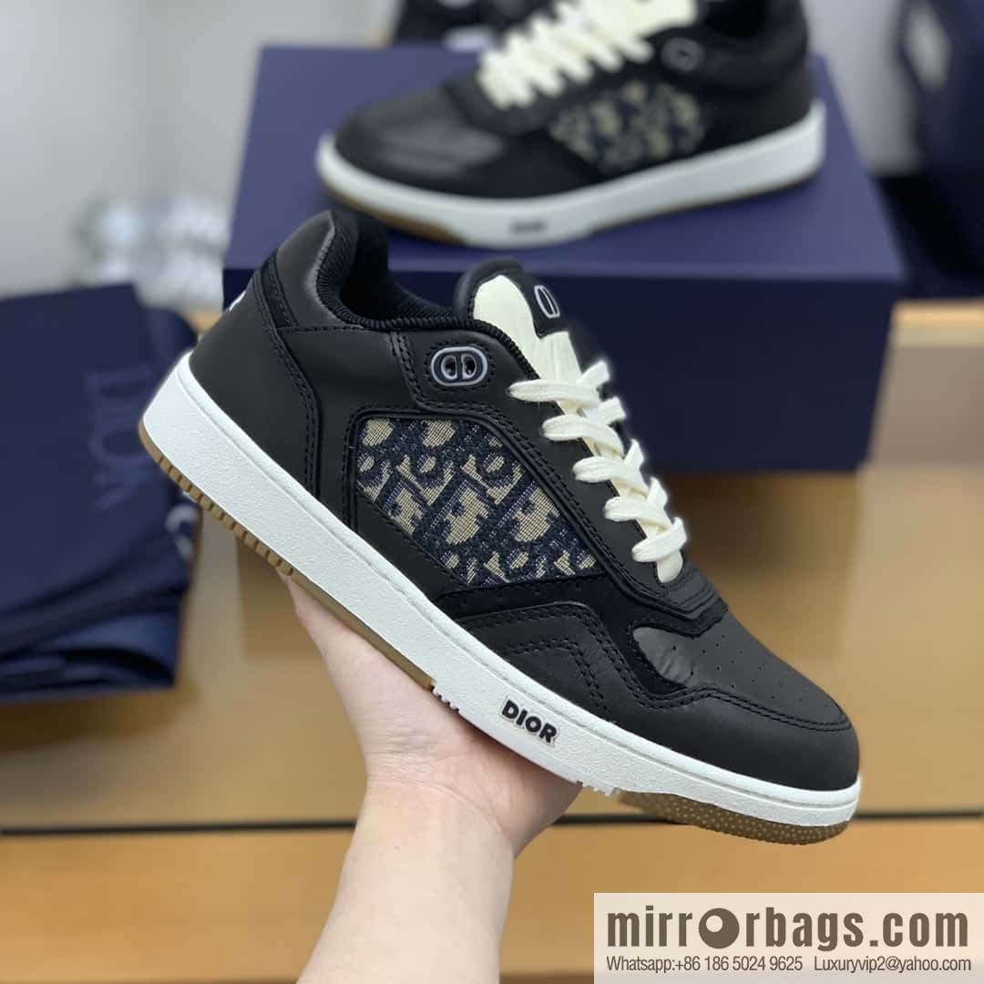 Dior uses black smooth cow leather (fabric) to carefully make B27 low-top sneakers
