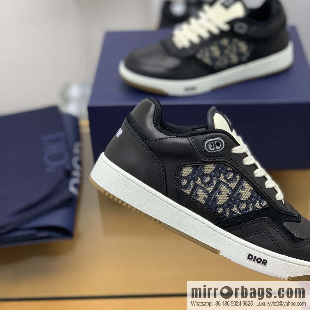 Dior uses black smooth cow leather (fabric) to carefully make B27 low-top sneakers