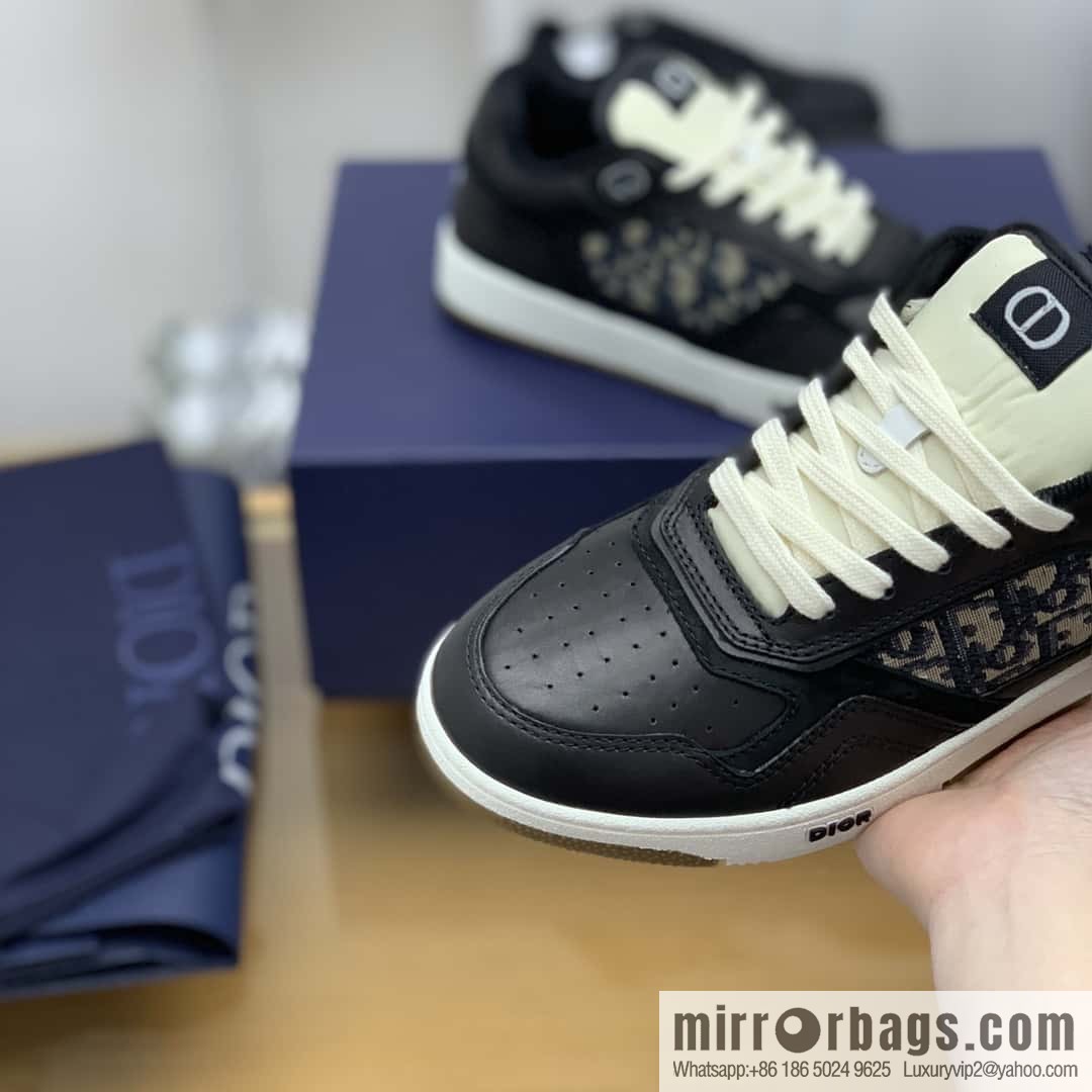 Dior uses black smooth cow leather (fabric) to carefully make B27 low-top sneakers