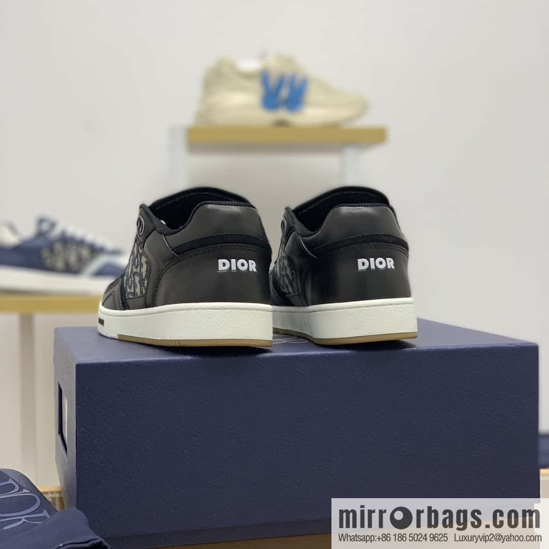 Dior uses black smooth cow leather (fabric) to carefully make B27 low-top sneakers