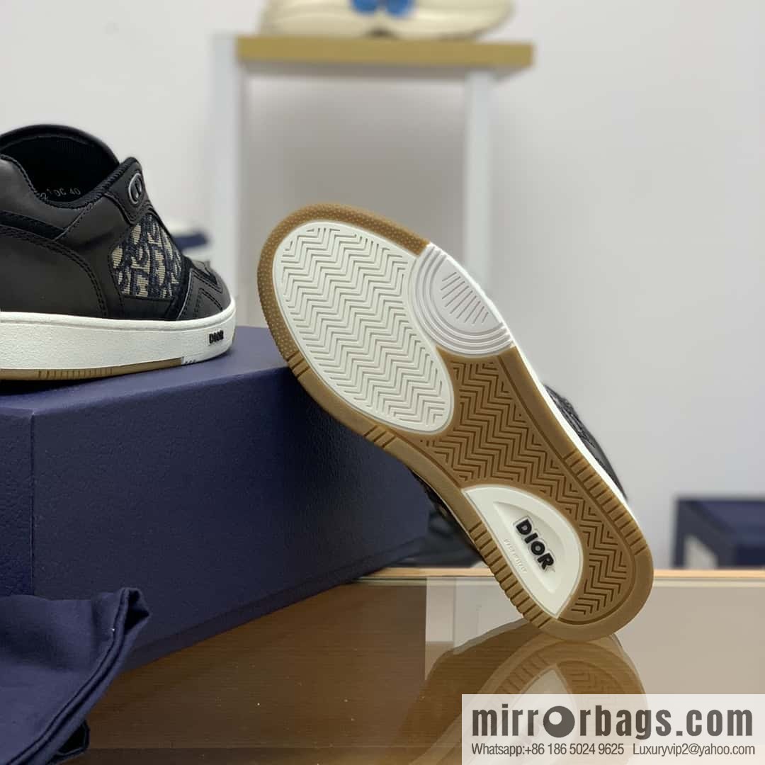 Dior uses black smooth cow leather (fabric) to carefully make B27 low-top sneakers