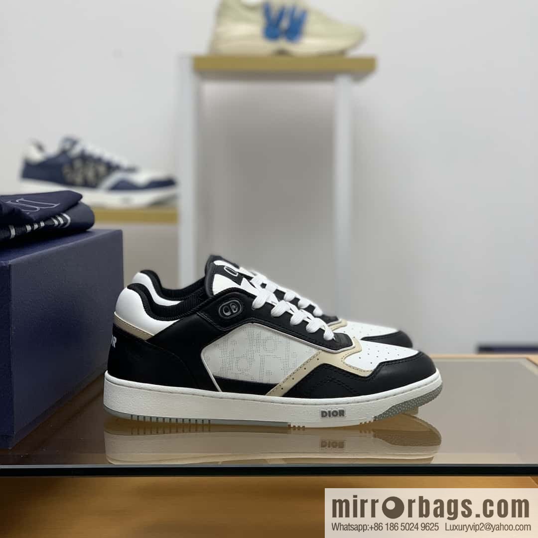Dior uses black smooth cow leather (fabric) to carefully make B27 low-top sneakers