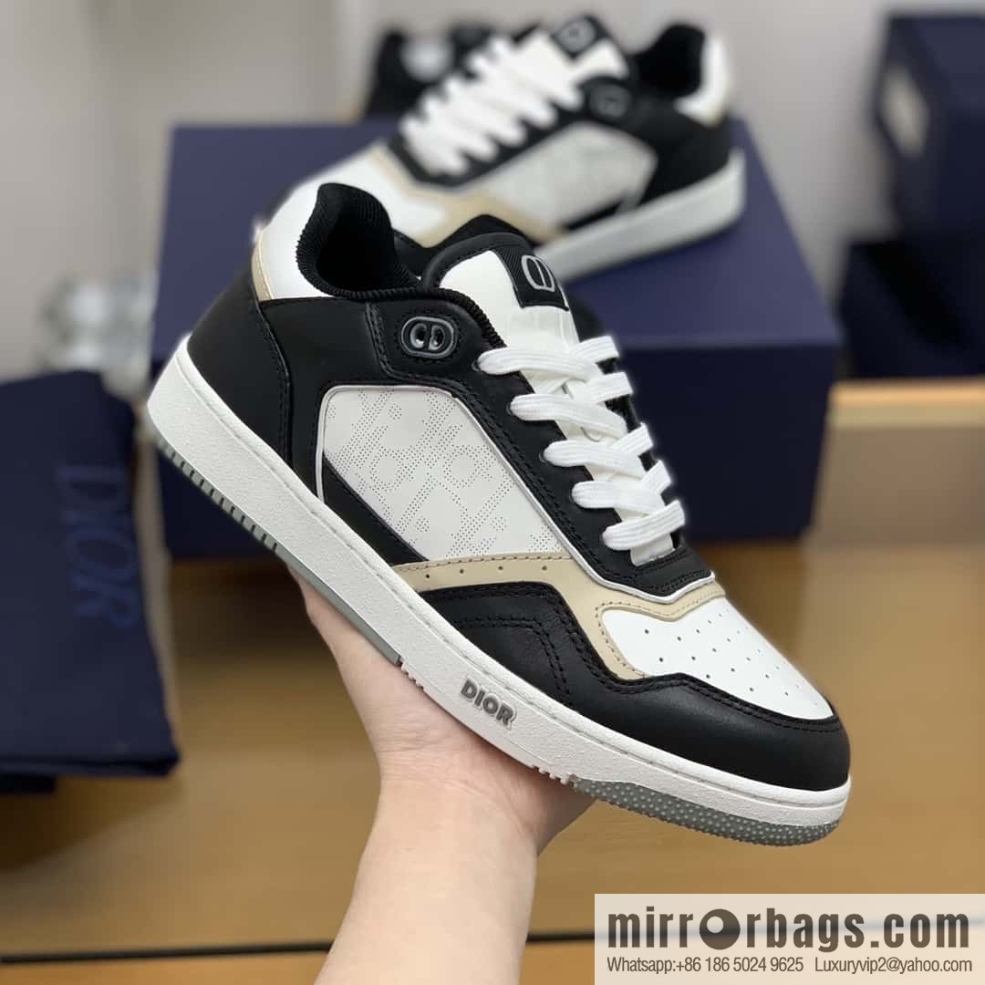 Dior uses black smooth cow leather (fabric) to carefully make B27 low-top sneakers