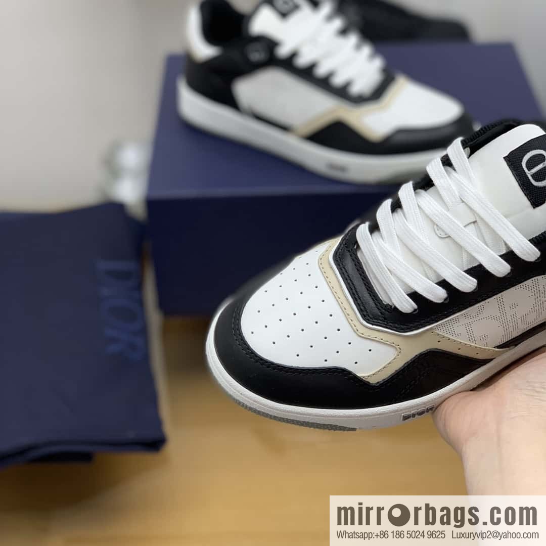 Dior uses black smooth cow leather (fabric) to carefully make B27 low-top sneakers