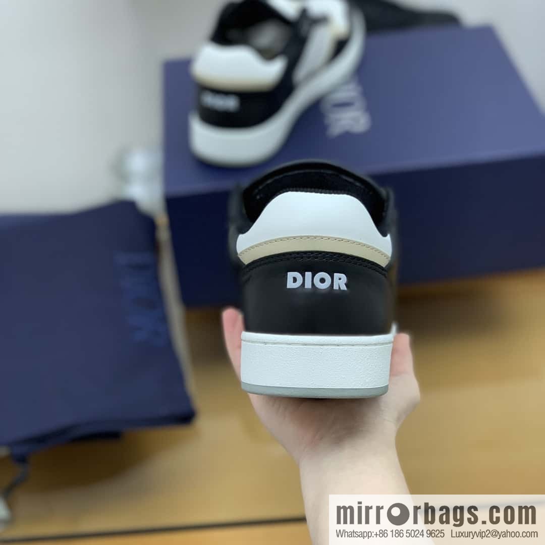 Dior uses black smooth cow leather (fabric) to carefully make B27 low-top sneakers