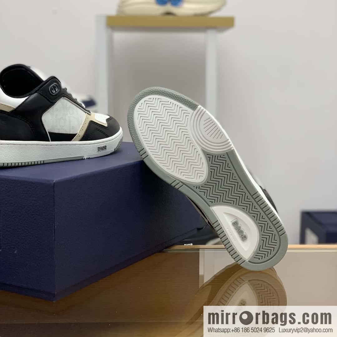 Dior uses black smooth cow leather (fabric) to carefully make B27 low-top sneakers